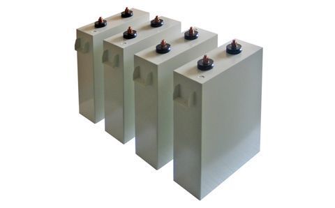 如何區分電容器的正負極？